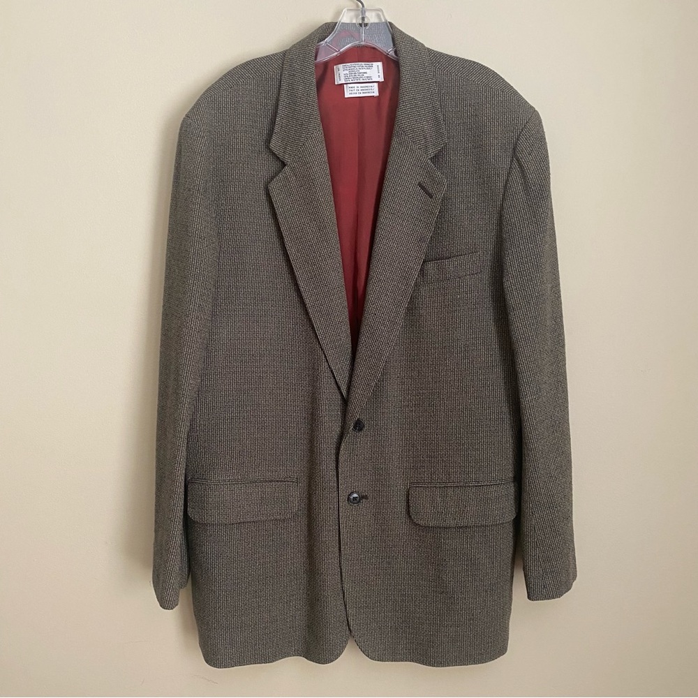 Clairborne Men’s sports jacket 2 button lined light brown textured fabric 42L
